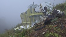 Die Trümmer eines Flugzeugs, die während einer Such- und Rettungsaktion in Maros, Süd-Sulawesi, gefunden wurden. Foto: epa/Basarnas/handout Handout