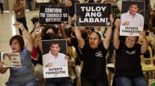 Angehörige von Opfern des Drogenkriegs verfolgen die Entscheidung des International Criminal Court im Fall Rodrigo Duterte und reagieren emotional. Foto: epa/Rolex Dela Pena