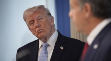 Donald Trump verfolgt ein Briefing zur Lage im Iran, während John Ratcliffe im Weißen Haus die Medien informiert. Foto: epa/Yuri Gripas / Pool