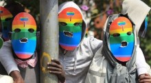 Maskenhafte kenianische Anhänger der LGBT-Gemeinschaft protestieren vor dem ugandischen Hochkommissariat in Nairobi gegen das Anti-Homosexuellen-Gesetz Ugandas. Foto: epa/Dai Kurokawa