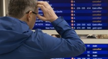 Ein Fahrgast schaut auf eine Informationstafel während eines Streiks am Frankfurter Flughafen in Frankfurt am Main. Foto: epa/Candre Pain
