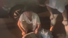 Der chinesische Fahrer kniet neben seiner verletzten Freundin, nachdem diese beim Rückwärtsfahren von seinem Fahrzeug erfasst worden war. Bild: TMN.TV
