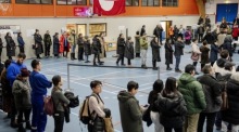 In der Sporthalle Godthaabshallen in Nuuk stehen die Menschen Schlange, um bei der Parlamentswahl zu wählen. Foto: epa/Mads Claus Rasmussen DÄnemark Out
