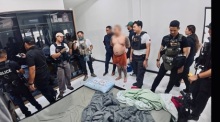 Polizeibeamte durchsuchen ein Wohnhaus in Banglamung, in dem sich mutmaßliche Mitglieder der gesuchten chinesischen Bande versteckt haben sollen. Bild: TMN.TV