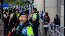 Polizisten sichern das West Kowloon Magistrates’ Court in Hongkong vor der Entscheidung über Berufungen verurteilter Aktivisten. Foto: LEUNG MAN HEI/epa