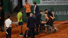 Grand Slam/ATP-Tour - French Open, Einzel, Herren, Halbfinale, Nadal (Spanien) - Zverev (Deutschland): Alexander Zverev (2.v.r) wird in einem Rollstuhl vom Platz gebracht, nachdem er sich während des Spiels verle... Foto: Anne-christine Poujoulat
