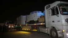 Lastwagen mit medizinischen Hilfsgütern des Roten Halbmonds der Emirate fahren über den Rafah-Übergang im südlichen Gazastreifen ein. Foto: epa/Haitham Imad