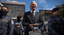 Das guatemaltekische Journalist Jose Ruben Zamora (C) kommt zu einer Anhörung in der guatemaltekischen Justizbehörde in Guatemala Cit. Foto: epa/Wael Hamzeh