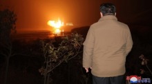 Kim Jong Un, der nordkoreanische Staatschef, überwacht den Start einer Trägerrakete des neuen Typs "Chollima-1". Foto: epa/Kcna Editorial