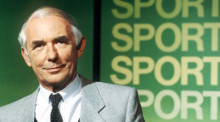 ARD-Sportmoderator Ernst Huberty in einer Sportschau-Sendung im Januar 1983. Er war lange Zeit ein prägendes Gesicht der Bundesliga-Berichterstattung. Foto: Horst Ossinger/dpa