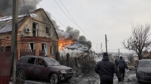 Ukrainische Rettungskräfte arbeiten am Ort eines Raketenangriffs auf ein privates Gebäude. Foto: EPA-EFE/Sergey Kozlov