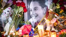 Kerzen erinnern an die Schweizer Radfahrerin Muriel Furrer die nach einem Sturz bei der WM ihren Verletzungen nun erlag. Foto: epa/Michael Buholzer