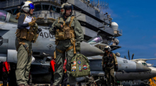 Kapitän Daniel Keeler bereitet sich an Bord des Flugzeugträgers USS Abraham Lincoln auf einen Hubschrauberflug im Indischen Ozean vor. Foto: US Navy/Ap/dpa