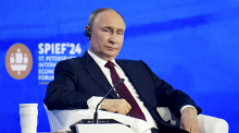 Wladimir Putin nimmt an einer Plenarsitzung des Internationalen Wirtschaftsforums in St. Petersburg teil. Foto: AP/dpa/alexander Zholobov/pool Sputnik Kremlin