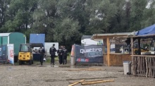 Polizisten sichern nach einer Messerattacke auf einem Dorffest in Egling den Tatort. Dabei wurden acht Menschen verletzt. Foto: Dominik Stallein/Münchner Merkur/dpa