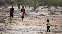 Ein Turkana-Junge bleibt kurz stehen, als er seiner Mutter folgt. Foto: epa/Dai Kurokawa