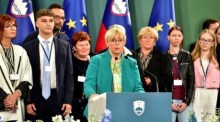 Natasa Pirc Musar spricht auf einer Pressekonferenz nach der ersten Runde der Präsidentschaftswahlen in Ljubljana. Foto: epa/Igor Kupljenik