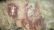 Ein Handabdruck in einer Höhle auf Sulawesi gilt Forschern zufolge als älteste bekannte Höhlenkunst der Welt. Foto: Ahdi Agus Oktaviana/Griffith University/dpa
