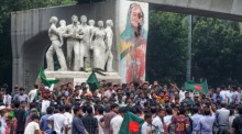 Aktivistinnen und Aktivisten der studentischen Anti-Diskriminierungs-Bewegung protestieren in Dhaka. Foto: epa/Monirul Alam