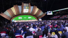 Gianni Infantino, Präsident des Fußball-Weltverbands FIFA, ist auf einem Bildschirm zu sehen, während er auf dem 73. FIFA-Kongress spricht. Foto: Uncredited/Ap/dpa
