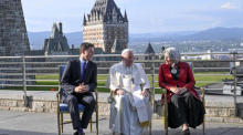 Der kanadische Premierminister Justin Trudeau (L) und die kanadische Generalgouverneurin Mary Simon (R) empfangen Papst Franziskus (C) in der Zitadelle von Quebec City. Foto: epa/Ciro Fusco