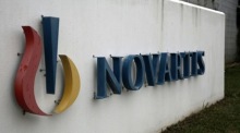 Ein Logo am Sitz von Novartis Hellas nach einem Angriff der anarchistischen Gruppe Rouvikonas auf die Zentrale mit Farbe. Foto: epa/Simela Pantzartzi