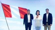 Eine Präsidentschaftskandidatin spricht bei einer Pressekonferenz in Lima nach der ersten Runde der Wahlen.