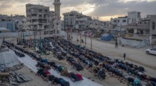 Palästinenser verrichten das Eid-al-Fitr-Gebet inmitten der Trümmer der zerstörten Al-Yarmouk-Moschee in Gaza-Stadt. Foto: epa/Mohammed Saber