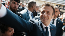 Emmanuel Macron, Präsident von Frankreich, schüttelt auf dem Weg zum Wahllokal die Hände von Gratulanten. Der französische Präsident Macron tritt bei der Stichwahl um das Präsidentenamt am 24. April gegen die rechts... Foto: Thibault Camus/Ap/dpa