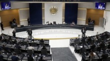 Abgeordnete in San Salvador beraten über einen Vorschlag der Regierungspartei zur unbegrenzten Wiederwahl des Präsidenten. Foto: epa/Rodrigo Sura