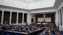 Blick in den Saal des bulgarischen Parlaments während der Abstimmung über die neue Regierung in Sofia. Foto: epa/Vassil Donev