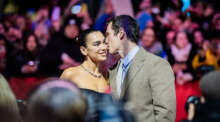 Dua Lipa und Callum Turner posieren bei der Berlinale-Premiere von «Rosebush Pruning» auf dem roten Teppich in Berlin. Archivfoto: dpa/Christoph Soeder
