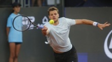 Der deutsche Tennisspieler Yannick Hanfmann schlägt im Finale der Chile Open 2026 in Santiago gegen den Italiener Luciano Darderi auf. Foto: Esteban Garay/epa/dpa.