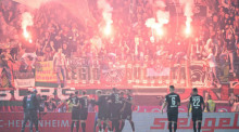 Bundesliga, 1. FC Heidenheim - FC Augsburg, 8. Spieltag, Voith-Arena. Augsburgs Spieler freuen sich über ihren Treffer zum 2:5 Endstand. Foto: Bernd Weißbrod/dpa