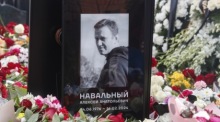Am Tag nach der Beerdigung besuchen Trauernde das Grab von Nawalny. Foto: epa/Maxim Shipenkov