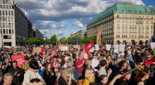 Nach dem Angriff auf den SPD-Europaabgeordneten Ecke findet vor dem Brandenburger Tor eine Solidaritätskundgebung statt. Foto: Joerg Carstensen/dpa