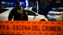 «Tatort» steht auf einem Absperrband vor der Wohnung der argentinischen Vizepräsidentin Fernandez de Kirchner, nachdem ein Mann dort eine Schusswaffe auf sie gerichtet hatte. Foto: Martin Cossarini/dpa