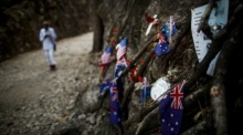 Australische Flaggen, Blumen und Botschaften wurden zum Gedenken an die Toten am Hellfire-Pass-Abschnitt der Thailand-Burma-Eisenbahn niedergelegt. Foto: epa/Diego Azubel