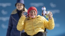 Anja Wicker GER feiert mit ihrer Silbermedaille auf dem Podium nach dem Para-Biathlon der Frauen im Sitzen im Langlaufstadion von Tesero bei den Paralympischen Winterspielen Milano Cortina 2026. Foto: epa/Davide Garbelli Für Ois