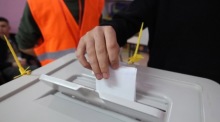 Ein Palästinenser gibt in Jabad nahe Dschenin seine Stimme ab. Erste Wahlen im Westjordanland seit Beginn des Kriegs. Foto: epa/Alaa Badarneh