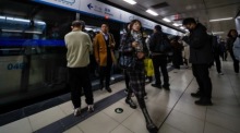 In Peking steigen Menschen aus einem U-Bahn-Zug aus. Foto: epa/Mark R. Cristino