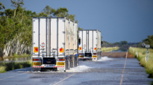Lastzüge fahren durch das Hochwasser auf dem Stuart Highway bei Tennant Creek. Foto: Michael Currie/Aap/dpa