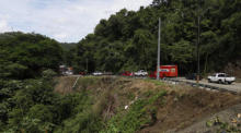 Fahrzeuge werden auf einer Straße vor einem Erdrutsch gestoppt, der durch den Durchzug des Hurrikans Fiona in der Stadt Naranjito verursacht wurde. Foto: epa/Thais Llorca