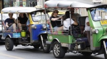 Tuk-Tuks befördern Touristen durch Bangkok. Die Reisebranche blickt trotz vorsichtiger Hoffnung auf eine Entspannung der Lage im Nahen Osten weiter zurückhaltend auf die kommenden Monate. Foto: epa/Rungroj Yongrit