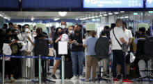 Flugreisende in der Ankunftshalle des internationalen Flughafens Suvarnabhumi in Bangkok. Foto: epa/Rungroj Yongrit