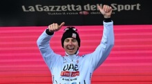 Der Slowene Tadej Pogacar vom Uae Team Emirates jubelt auf dem Podium nach seinem Sieg auf der 15. Etappe des 107. Giro d'Italia 2024. Foto: epa/Luca Zennaro