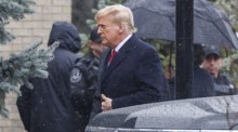 Ex-US-Präsident Donald Trump betritt die Trauerfeier für den getöteten New Yorker Polizeibeamten Jonathan Diller in Massapequa. Foto: epa/Sarah Yenesel