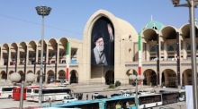 Die Imam-Khomeini-Mosalla-Moschee in Teheran vor den Trauerfeiern für Irans verstorbenen Revolutionsführer Ali Khamenei. Foto: EPA/Abedin Taherkenareh