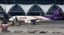 Maschine der Thai Smile Airways auf dem internationalen Flughafen Suvarnabhumi in Bangkok. Archivbild: epa/Barbara Walton