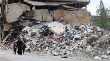Menschen gehen durch Trümmer in Jibchit im Südlibanon nach Luftangriffen. Eine zehntägige Waffenruhe zwischen Israel und Libanon gilt. Foto: epa/Wael Hamzeh